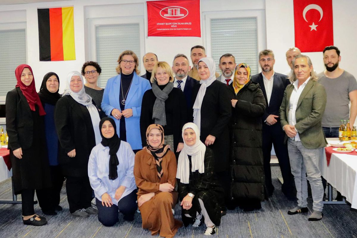 Almanya\'da Saarland Başbakanı Rehlinger, ziyaret ettiği caminin olumlu rolüne dikkati çekti Açıklaması