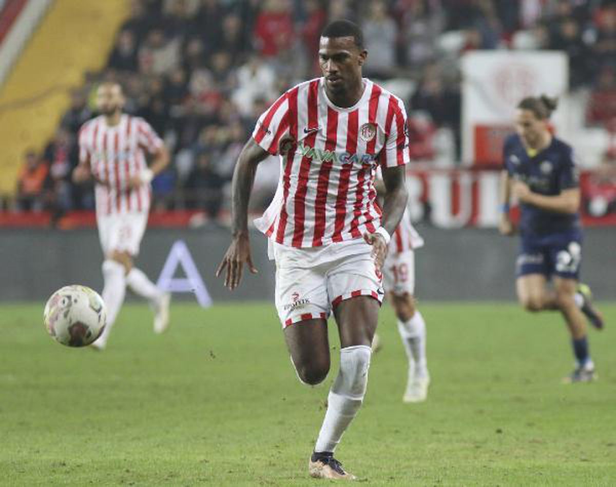 Antalyaspor Asbaşkanı Çelik: Wright\'a 3 ülkeden 7 takımın büyük ilgisi var