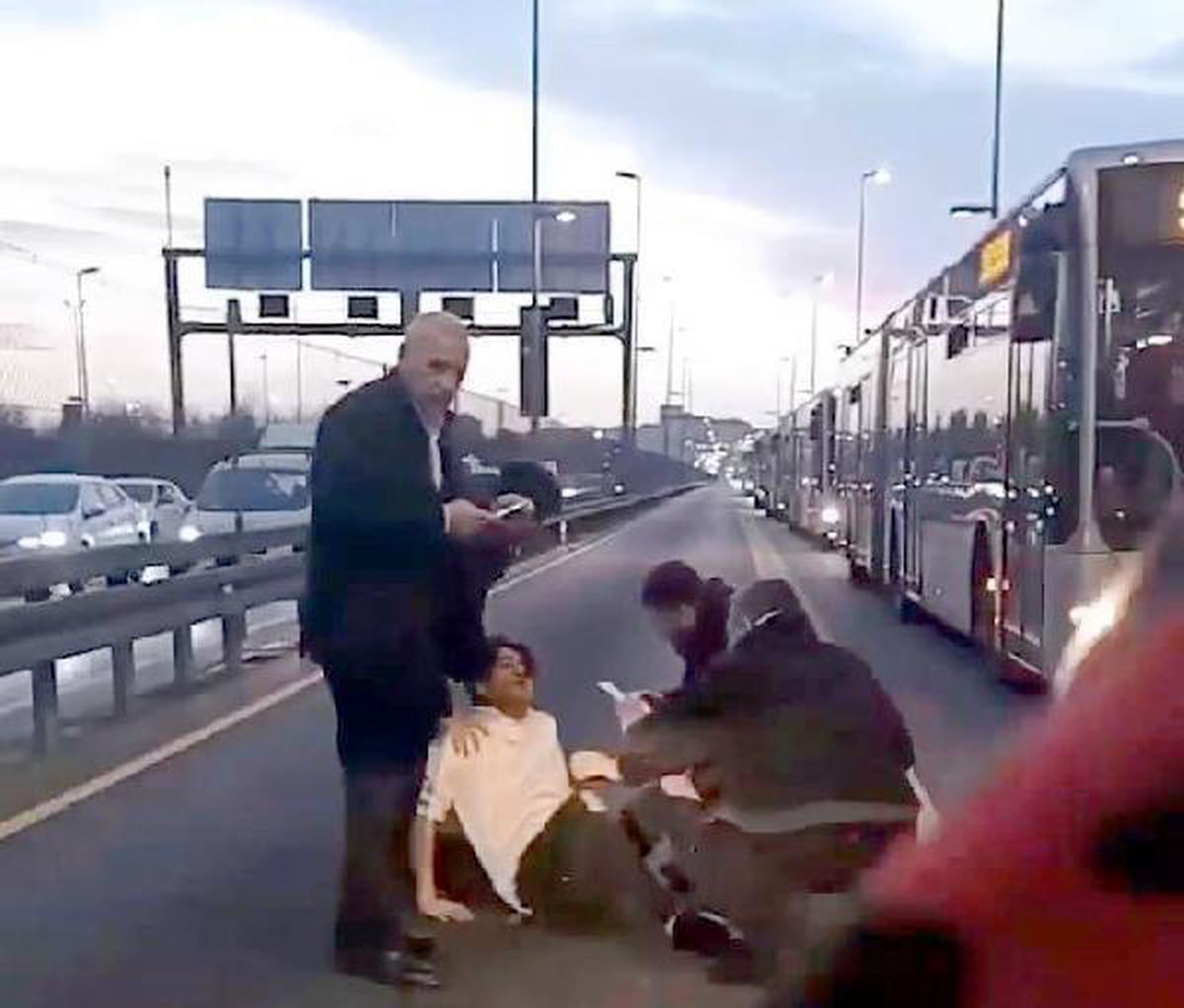 AVCILAR\'DA TEL ÖRGÜLERİ AŞIP YOLA ATLAYINCA METROBÜS ÇARPTI