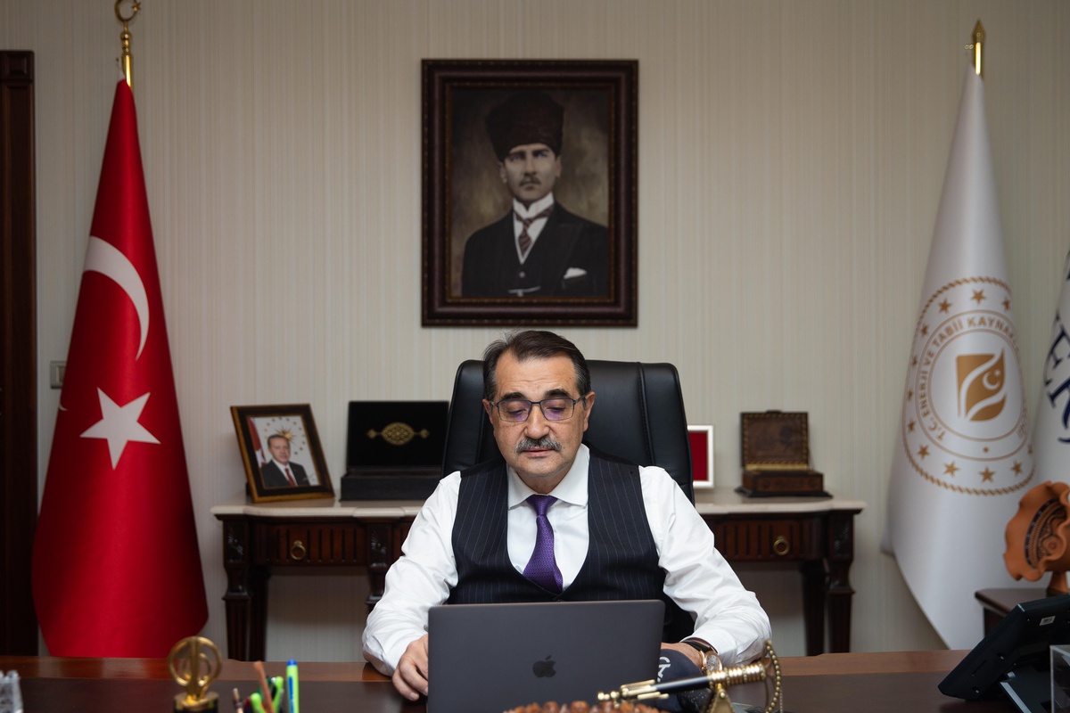 Enerji ve Tabii Kaynaklar Bakanı Dönmez, AA\'nın "Yılın Fotoğrafları" oylamasına katıldı
