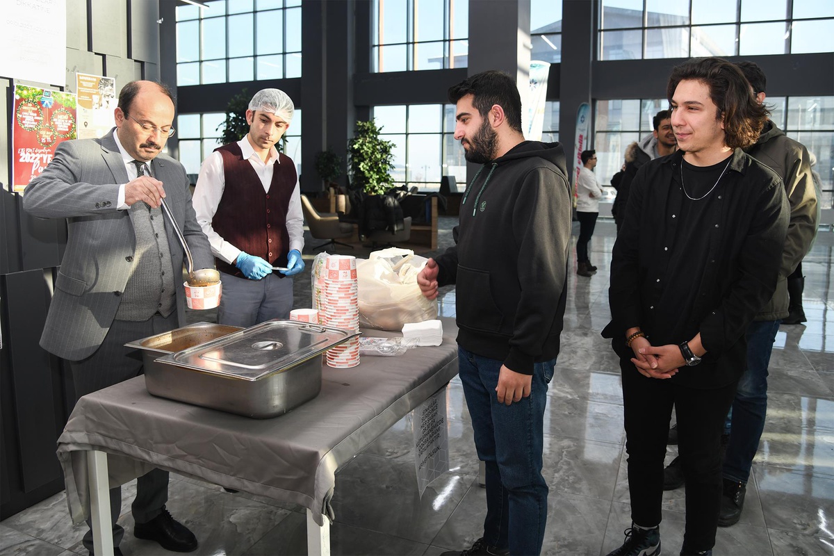 Erzurum Teknik Üniversitesi Rektörü\'nden sınavlara hazırlanan öğrencilere çorba sürprizi