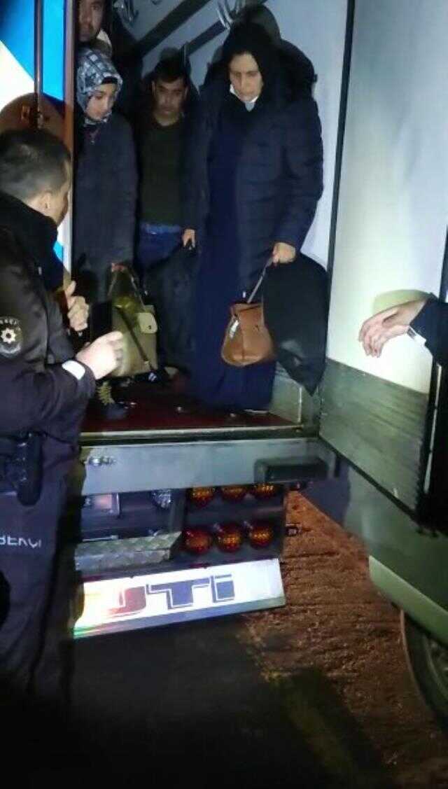 'Et taşıyoruz' dediler, kamyonun kasasından 23 kaçak göçmen çıktı 'Et taşıyoruz' dediler, kamyonun kasasından 23 kaçak göçmen çıktı
