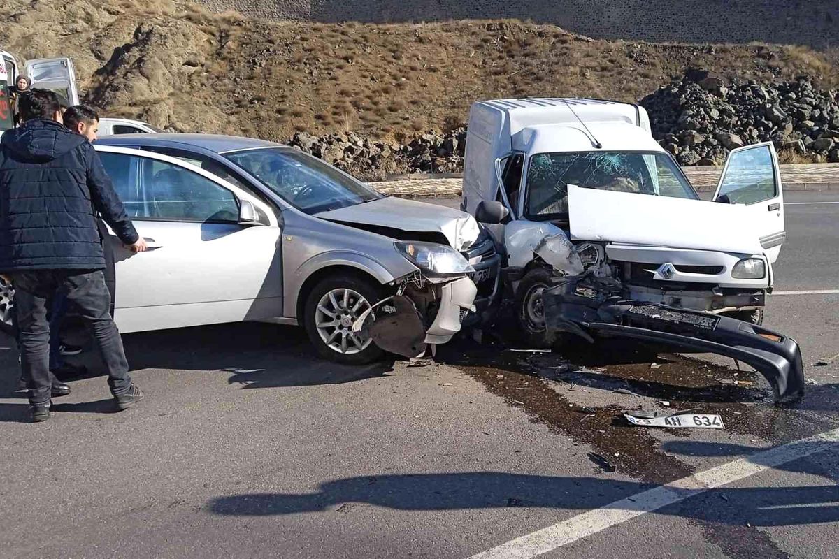 Gümüşhane\'de trafik kazası: 3 yaralı