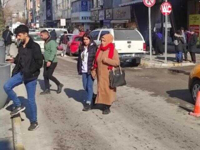 İran'da 5,7 büyüklüğünde deprem! Sarsıntı Van ve Hakkari'de de hissedildi