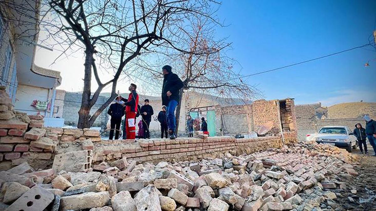 İran'da 5.7 büyüklüğünde deprem! Van'da da hissedildi, yaralılar var