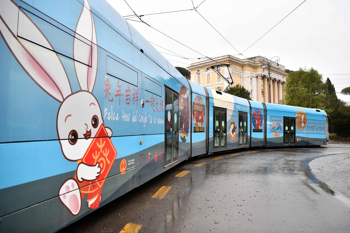 İtalya\'da Tavşan Yılı İçin Bir Tramvay Süslendi