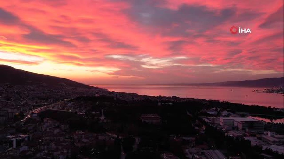 İzmit Körfezi ile birleşen gökyüzünün rengi mest etti