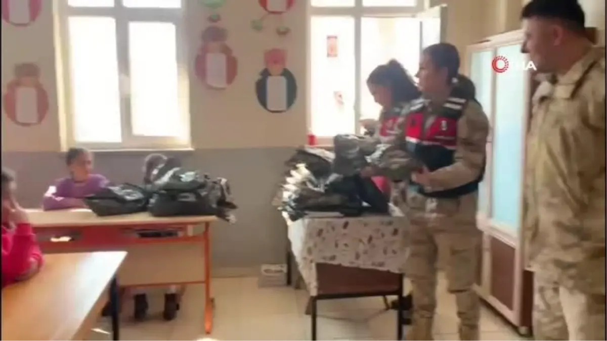 Jandarma Komutanlığı ekiplerince köyde okuyan öğrencilere kışlık kıyafet dağıtıldı