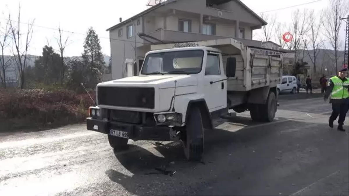 Kamyon ile otomobil kafa kafaya çarpıştı: 4 yaralı