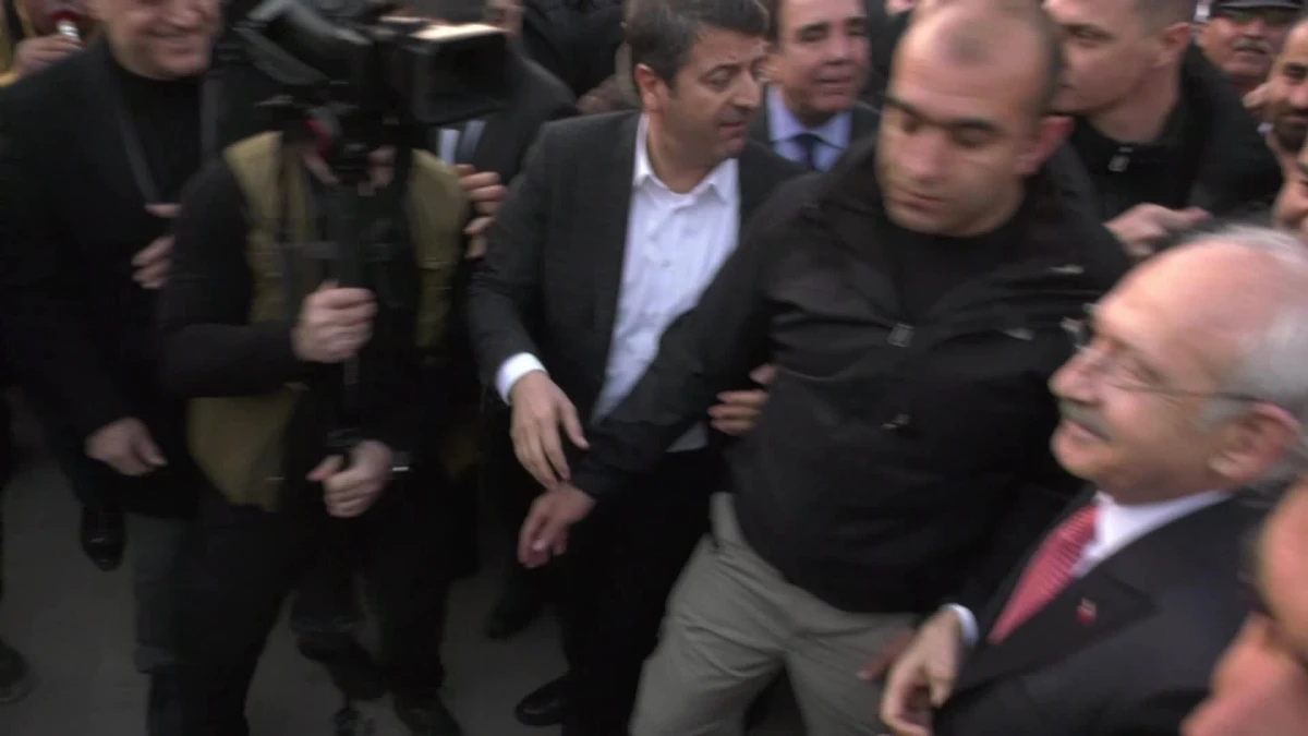 Kılıçdaroğlu, Gaziantep\'te… Yurttaşlar Kılıçdaroğlu\'nu Havalimanında "İktidar" Sloganı ile Karşıladı