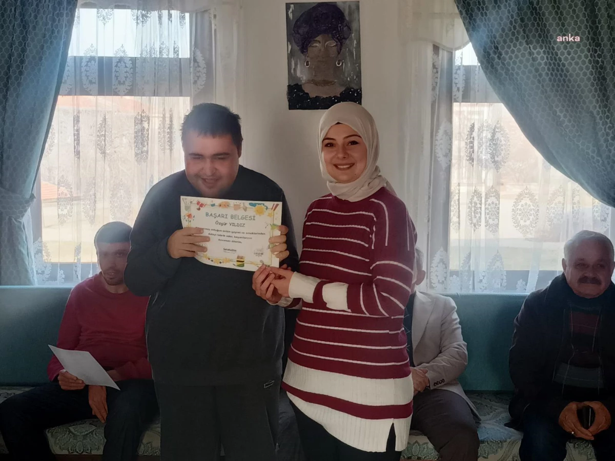 Kırşehir Belediyesi\'nin Engelsiz Yaşam Rehabilitasyon Merkezi\'nde Öğrenciler Karnelerini Aldı