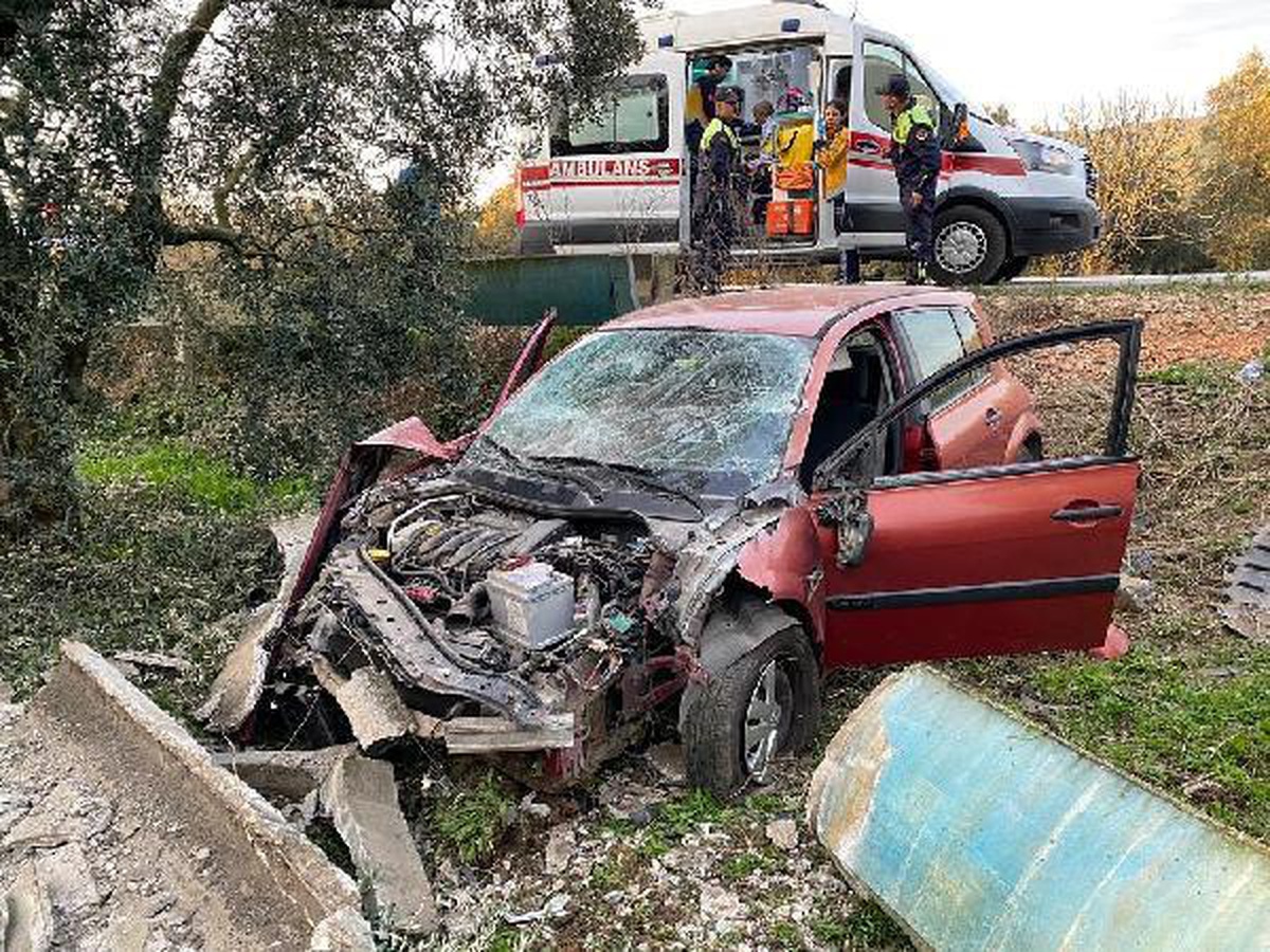 Kontrolden çıkan otomobil beton sulama kanalını parçalayıp, zeytinliği düştü