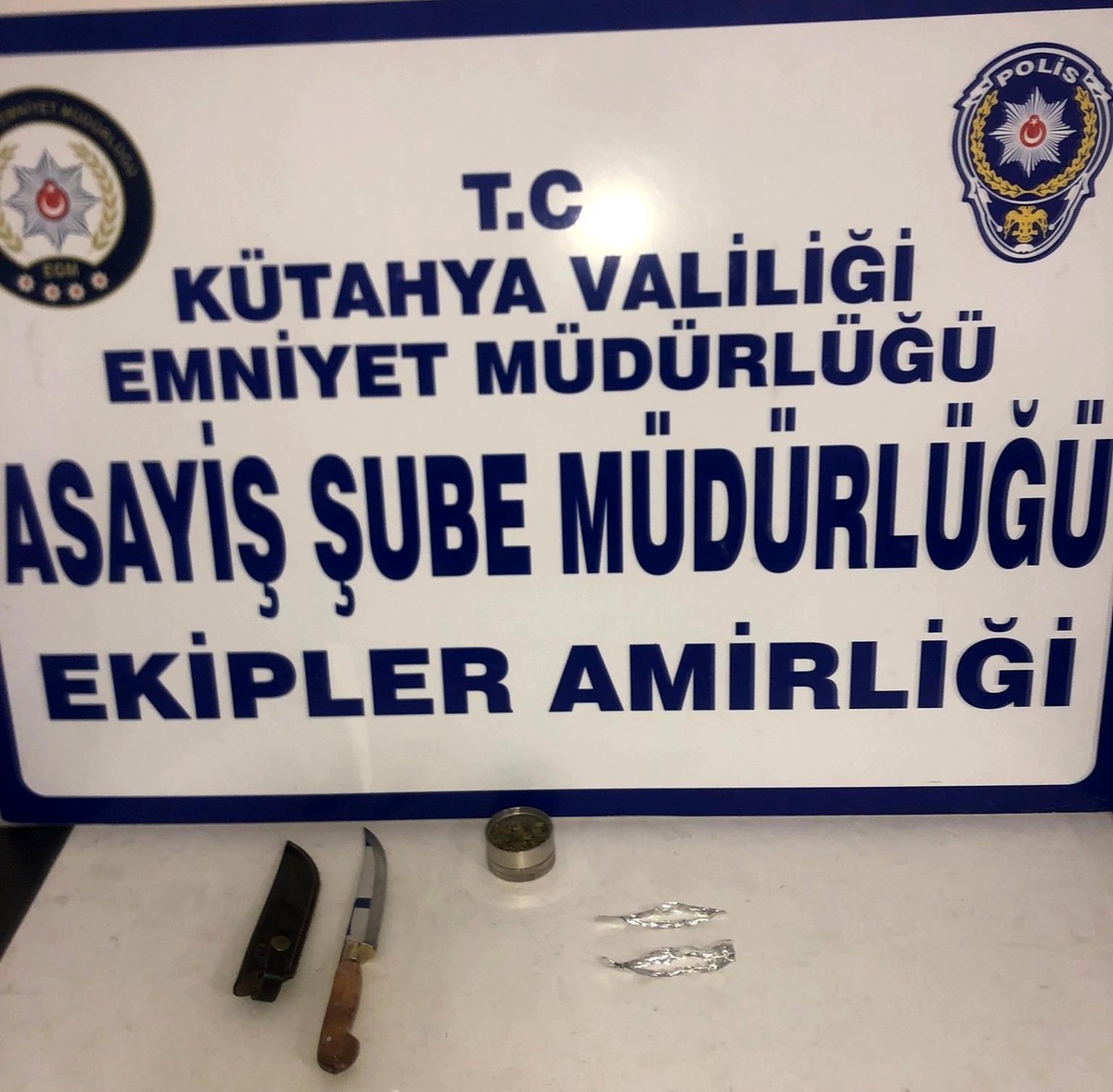 Kütahya\'da bir kişinin üzerinde kesici alet ve uyuşturucu bulundu