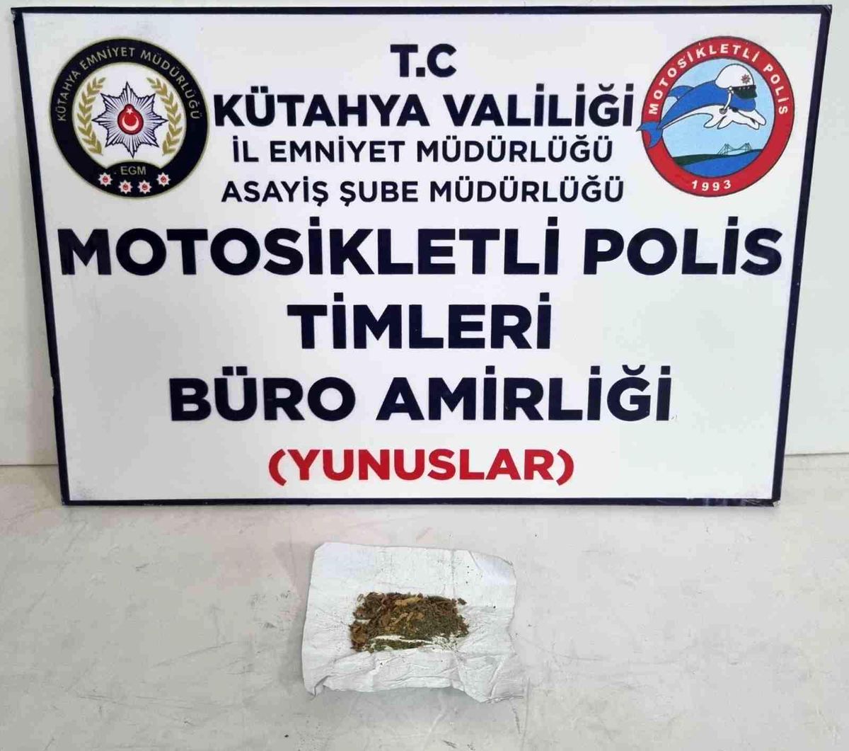 Kütahya\'da hakkında arama kaydı bulunan şahıs uyuşturucuyla yakalandı