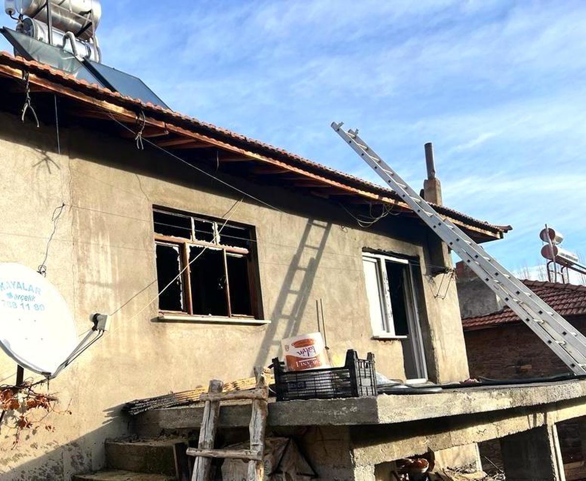 Manisa'da çıkan yangında ev kullanılamaz hale geldi