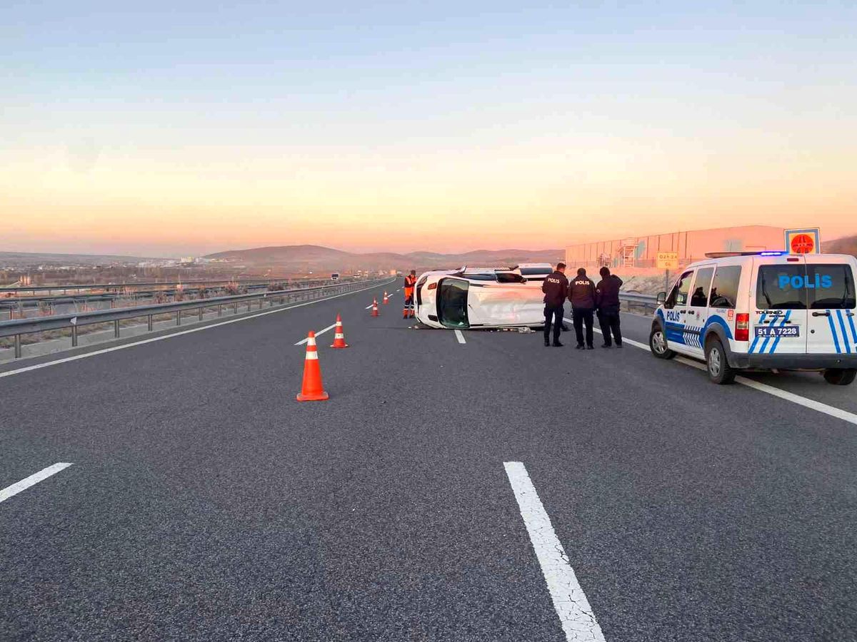Niğde\'de ticari araç devrildi: 10 yaralı