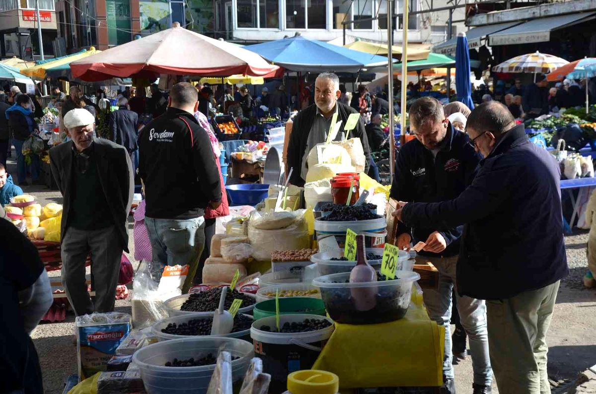 Ordu\'da semt pazarlarında yoğunluk
