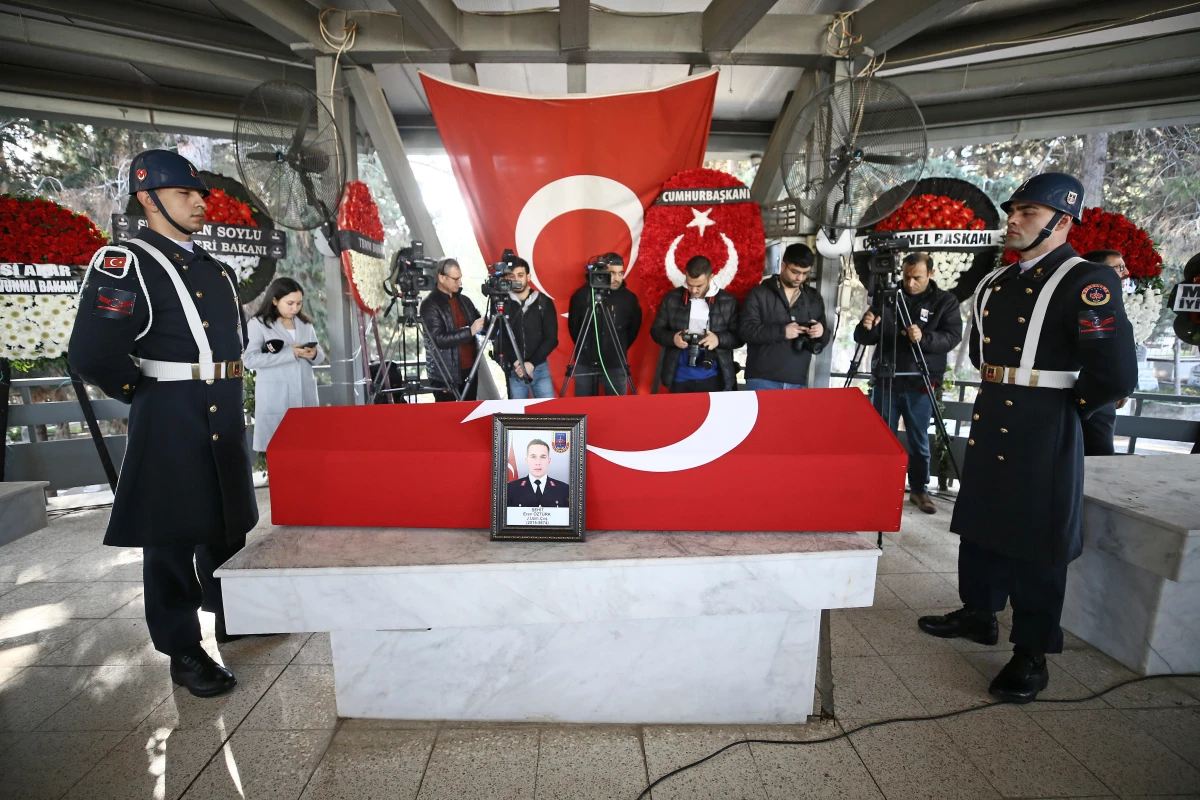 Şehit Jandarma Uzman Çavuş Eroğlu, Adana\'da son yolculuğuna uğurlandı (3)
