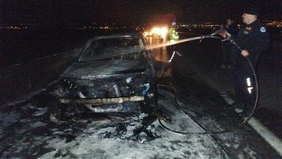 Seyir halindeki otomobilin motor kısmında yangın çıktı