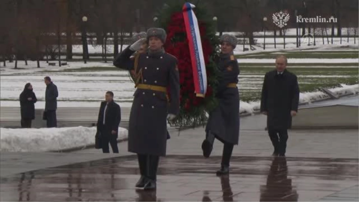 ST. PETERSBURG - Rusya Devlet Başkanı Putin, "Leningrad Kuşatması"nın yıl dönümü dolayısıyla düzenlenen törenlere katıldı