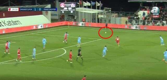 Trabzonspor maçında akıllara durgunluk veren olay! Auta giden top, kendi kendine oyun alanına geri döndü