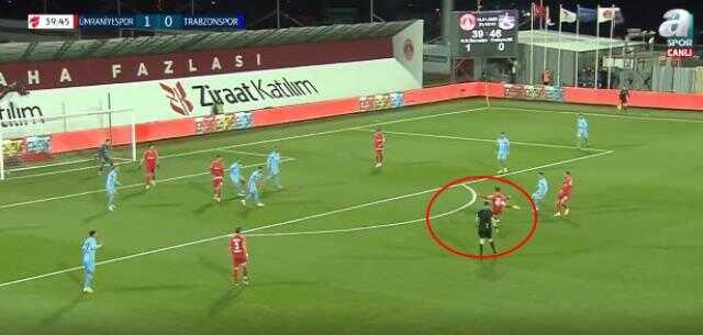 Trabzonspor maçında akıllara durgunluk veren olay! Auta giden top, kendi kendine oyun alanına geri döndü