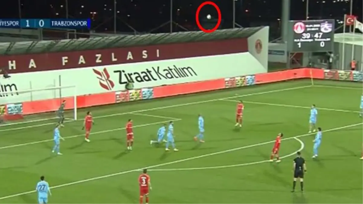 Trabzonspor maçında akıllara durgunluk veren olay! Dışarı çıktığı sanılan top geri döndü