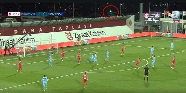 Trabzonspor maçında akıllara durgunluk veren olay! Auta giden top, kendi kendine oyun alanına geri döndü