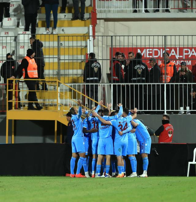 Trabzonspor, Ümraniyespor'u 4-1 mağlup ederek Türkiye Kupası'nda çeyrek finale yükseldi