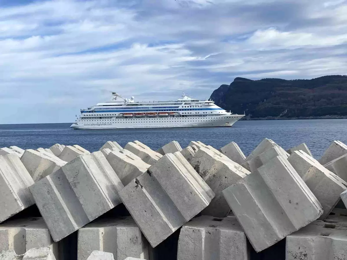 Liman usturmaçalarına çarpan kruvaziyerde hasar tespit çalışmaları sürüyor