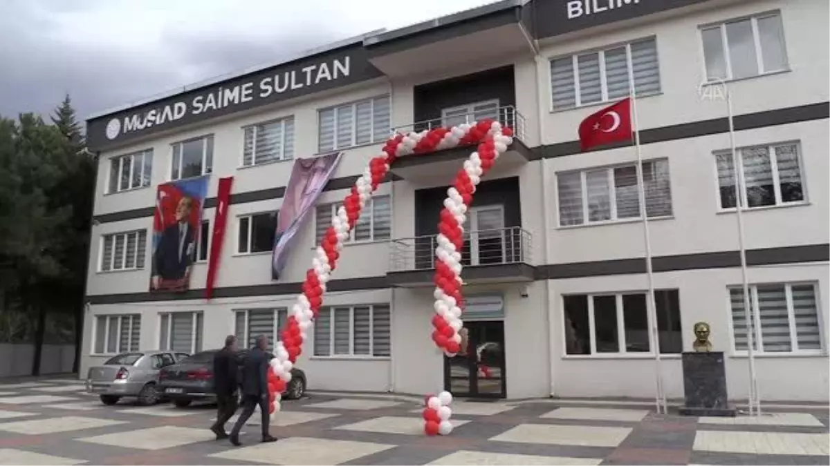 Yüzünü bile hatırlamadığı annesinin mezarının karşısına okul yaptırdı