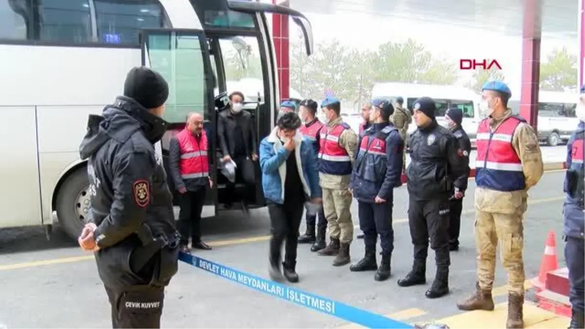 AFGANİSTAN UYRUKLU 227 KAÇAK GÖÇMEN UÇAKLA ÜLKELERİNE GÖNDERİLDİ