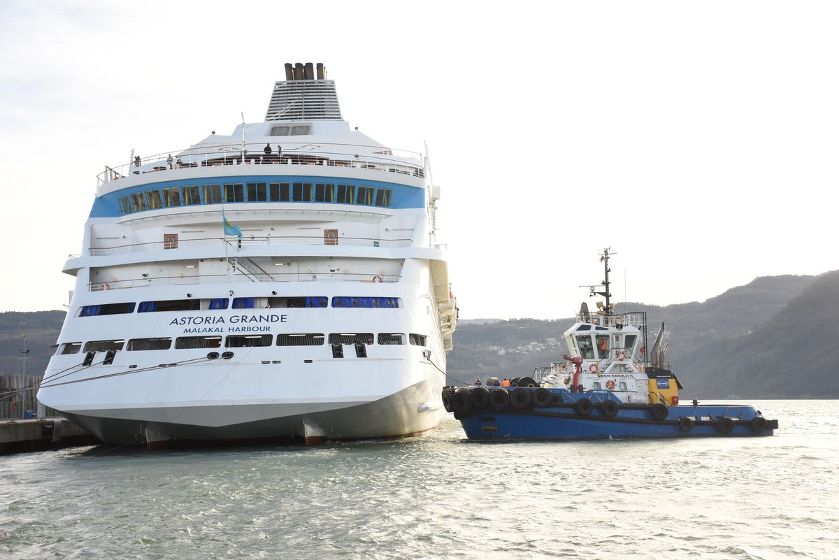 Amasra\'da limana çarpan yolcu gemisi, römorkör yardımıyla demirledi