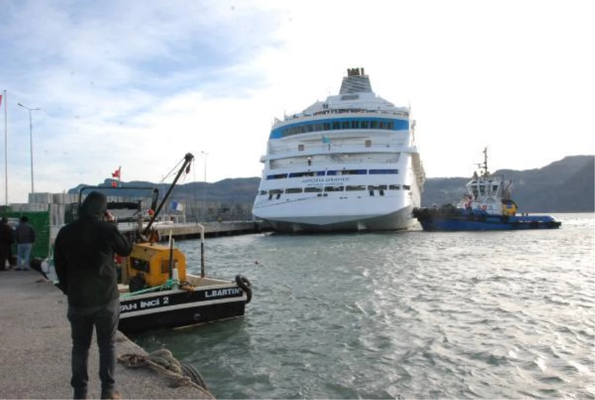 AMASRA\'DA USTURMAÇALARA ÇARPAN KRUVAZİYER, ORDU\'YA GİDECEK