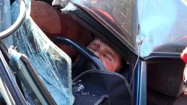 Köprü demirine çarpan otomobilde can pazarı! Sürücü kurtarıldı, babası ise hayatını kaybetti