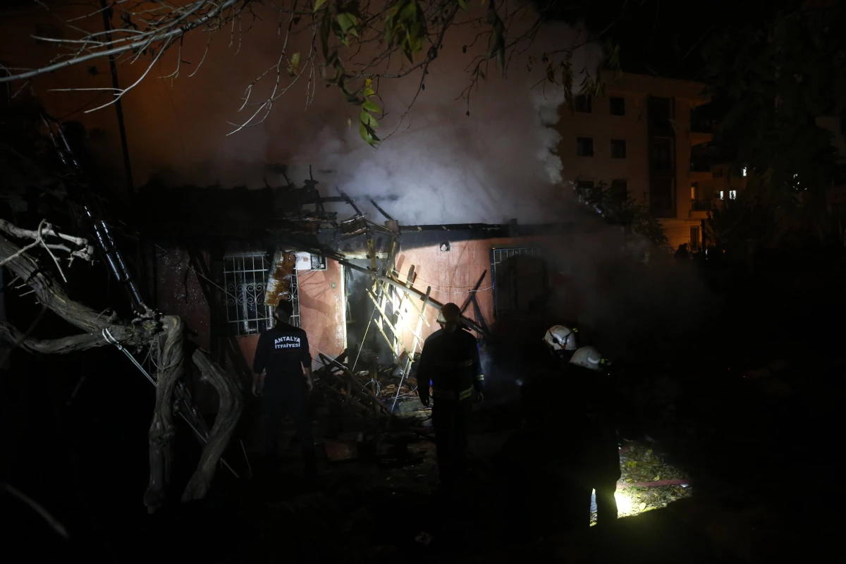 Antalya\'da Suriyeli 5 çocuklu ailenin yaşadığı müstakil ev yandı
