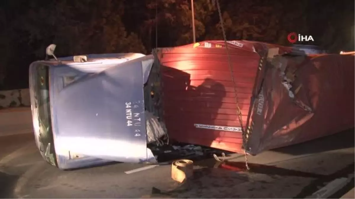 Bakırköy'de üst geçide çarpan tır devrildi: 1 yaralı
