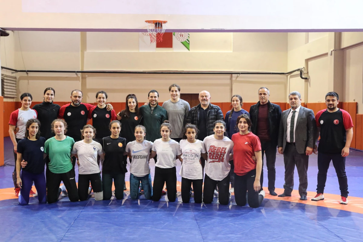 Başkan Şeref Eroğlu\'ndan kadın milli güreşçilere ziyaret