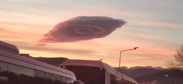 Bursa'da gökyüzünde oluşan bulutu görenler cep telefonlarına sarıldı