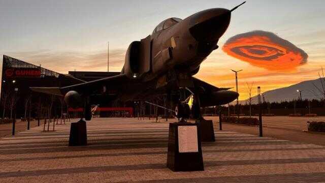 Bursa'da gökyüzünde oluşan mercek bulutunu görenler telefonlarına sarıldı