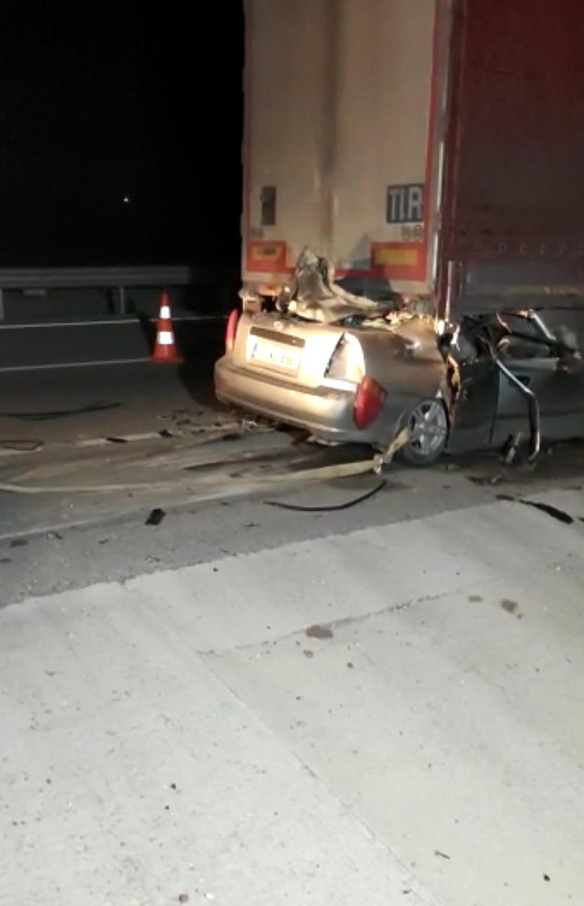 Tırın altına giren otomobilin sürücüsü hayatını kaybetti