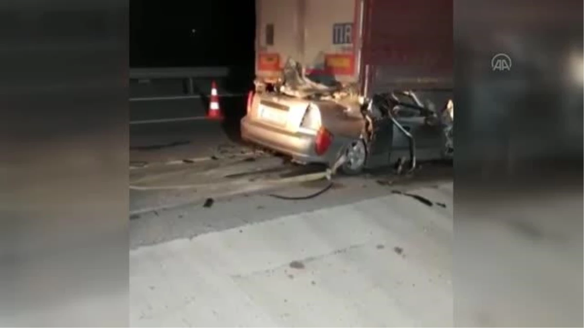ÇANAKKALE - Tıra arkadan çarpan otomobilin sürücüsü hayatını kaybetti