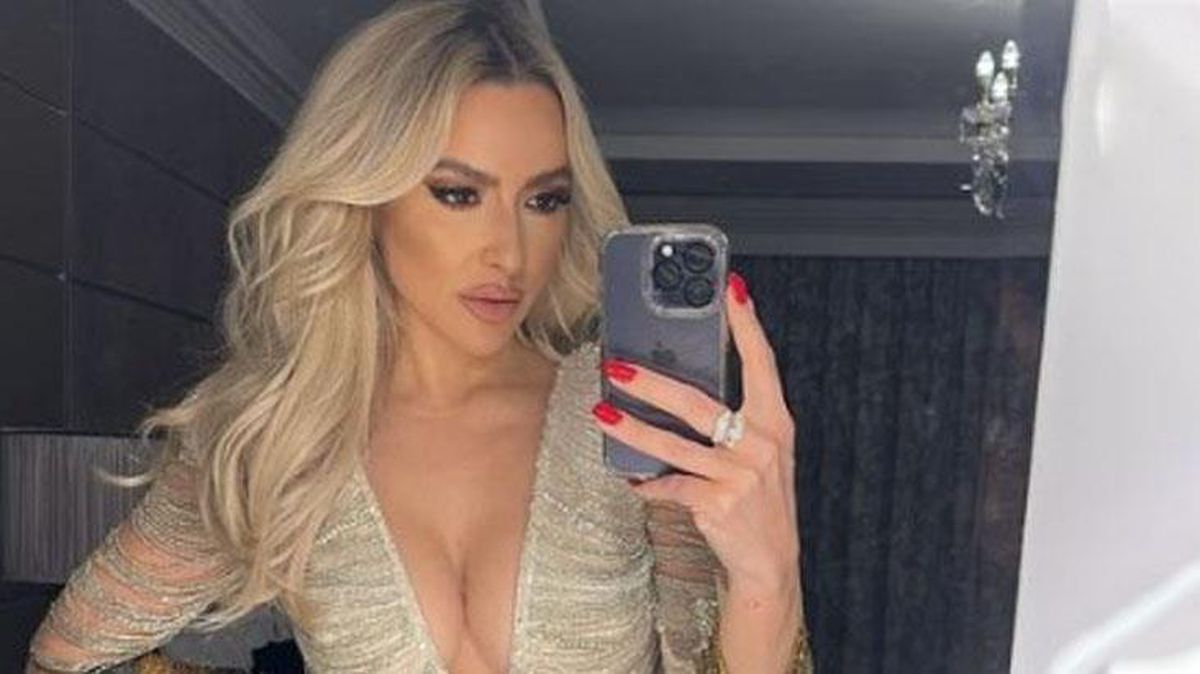 Cesaretiyle dikkat çeken Hadise, göğüs dekolteli pozuyla nefes kesiyor