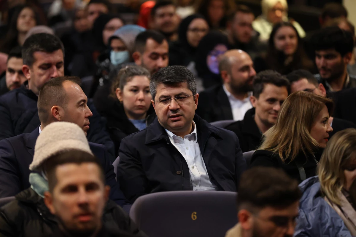 Edirne Valisi Kırbıyık, uluslararası öğrencilerle tiyatro oyunu izledi