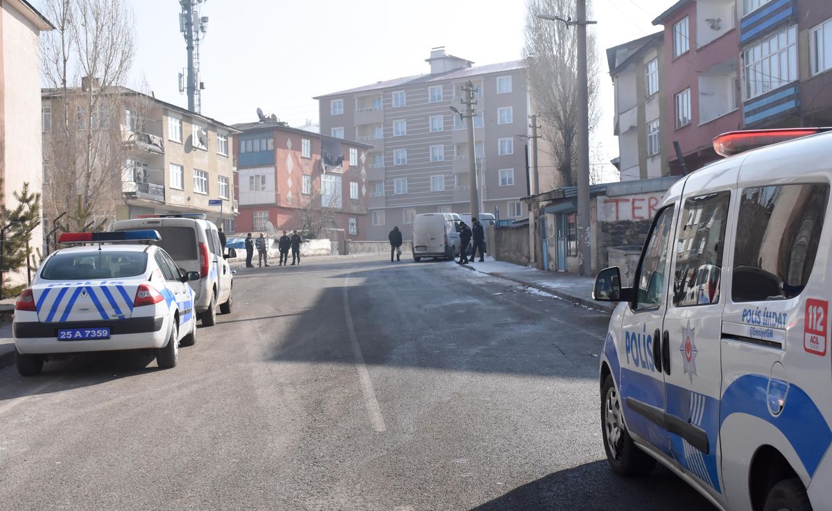 Erzurum\'da evinde başından silahla vurulan genç kadın ağır yaralandı