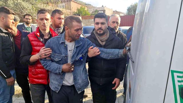 Eşi ve çocuklarına son kez dokunan acılı baba yürekleri dağladı Eşi ve çocuklarına son kez dokunan acılı baba yürekleri dağladı
