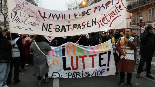 Fransa'da emeklilik yaşının yükseltilmesine karşı binlerce kişi sokağa çıktı