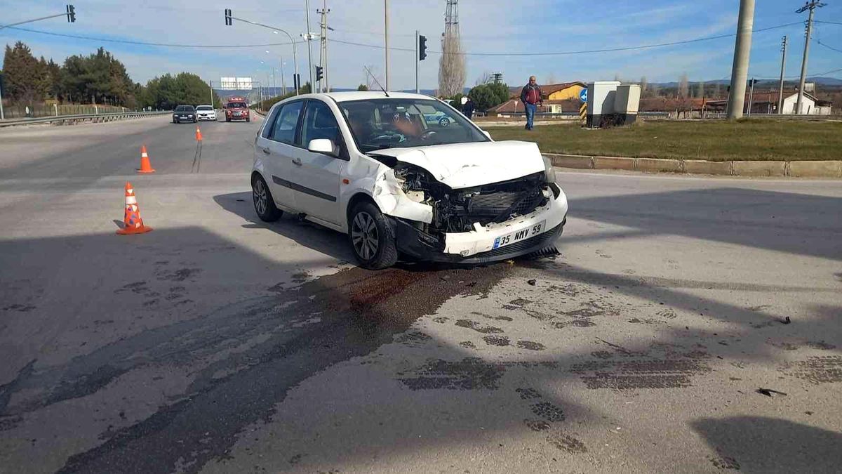 Gediz\'de trafik kazası, 2 yaralı