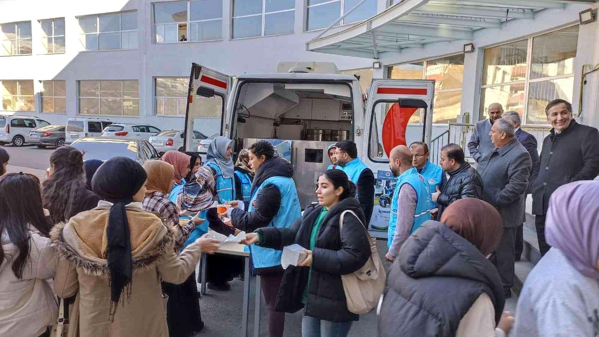 Hakkari Müftülüğünden öğrencilere çorba ikramı