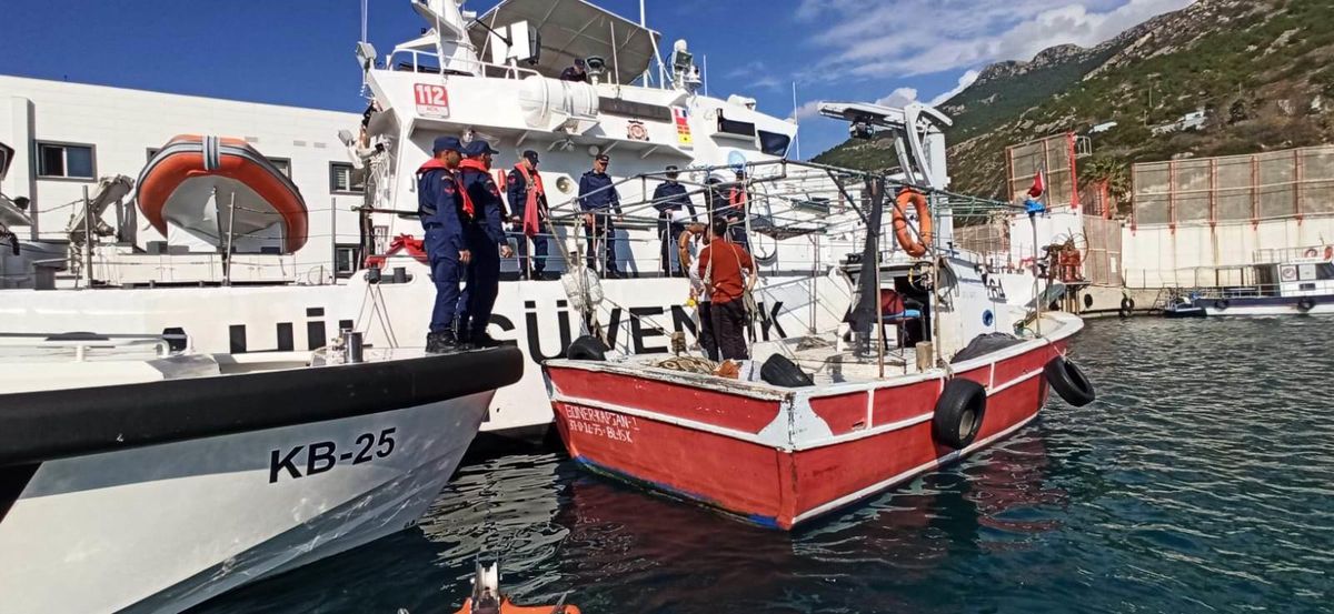 Hatay\'da fırtınada kaybolan balıkçı teknesini Sahil Güvenlik ekipleri buldu